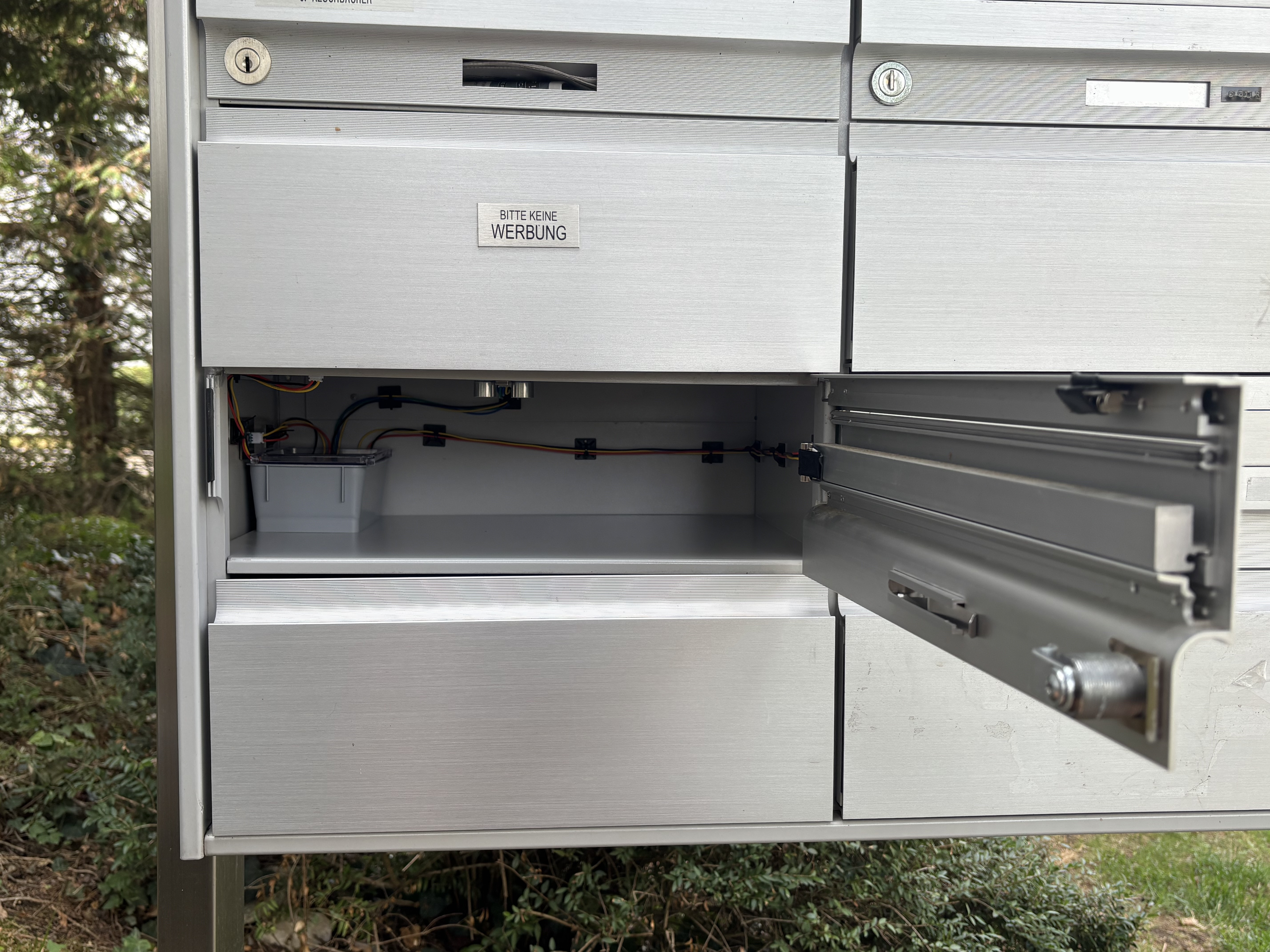 Mailbox with the transmitter module inside and magnets on the door